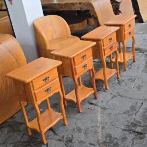 Mesinha de Cabeceira em Peroba (peça)