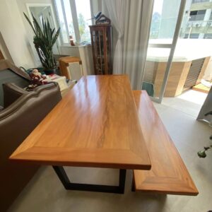 Mesa em Peroba Lisa com Pé de Ferro | Medidas: 1.80cm x 0,80cm